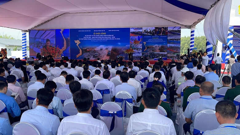  Đồng chí Đồng Văn Thanh Chủ tịch UBND tỉnh Hậu Giang thông tin tại buổi Lễ.