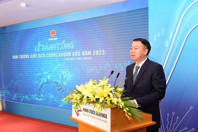 Thứ trưởng Bộ T&agrave;i ch&iacute;nh Nguyễn Đức Chi ph&aacute;t biểu tại Lễ đ&aacute;nh cồng khai trương giao dịch chứng kho&aacute;n đầu năm 2023.