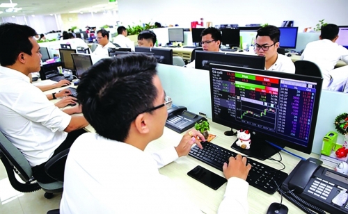 VN-Index đã tăng từ 998 điểm lên mức 1.536 điểm vào đầu tháng 10/2022, nhưng sau đó giảm mạnh xuống 873 điểm vào cuối năm 2022.