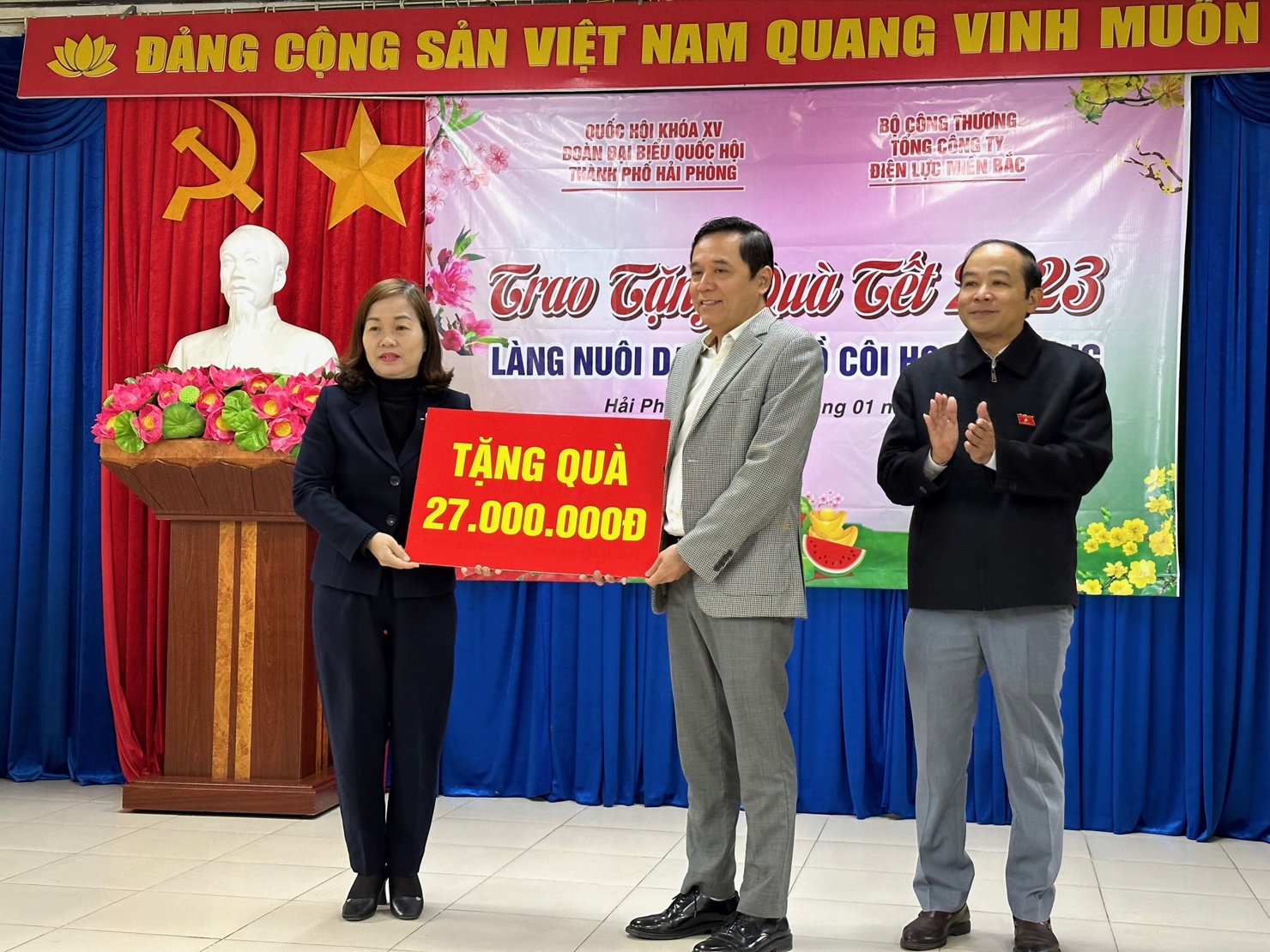 EVNNPC đã phối hợp với Đoàn đại biểu Quốc hội thành phố Hải Phòng tặng 1.000 suất quà đến các gia đình có công với Cách mạng, gia đình có hoàn cảnh khó khăn, trẻ em mồ côi...