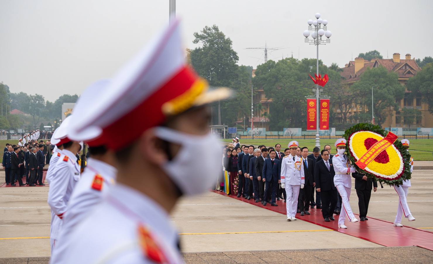 Vòng hoa của Đoàn mang dòng chữ: "Đời đời nhớ ơn Chủ tịch Hồ Chí Minh vĩ đại".