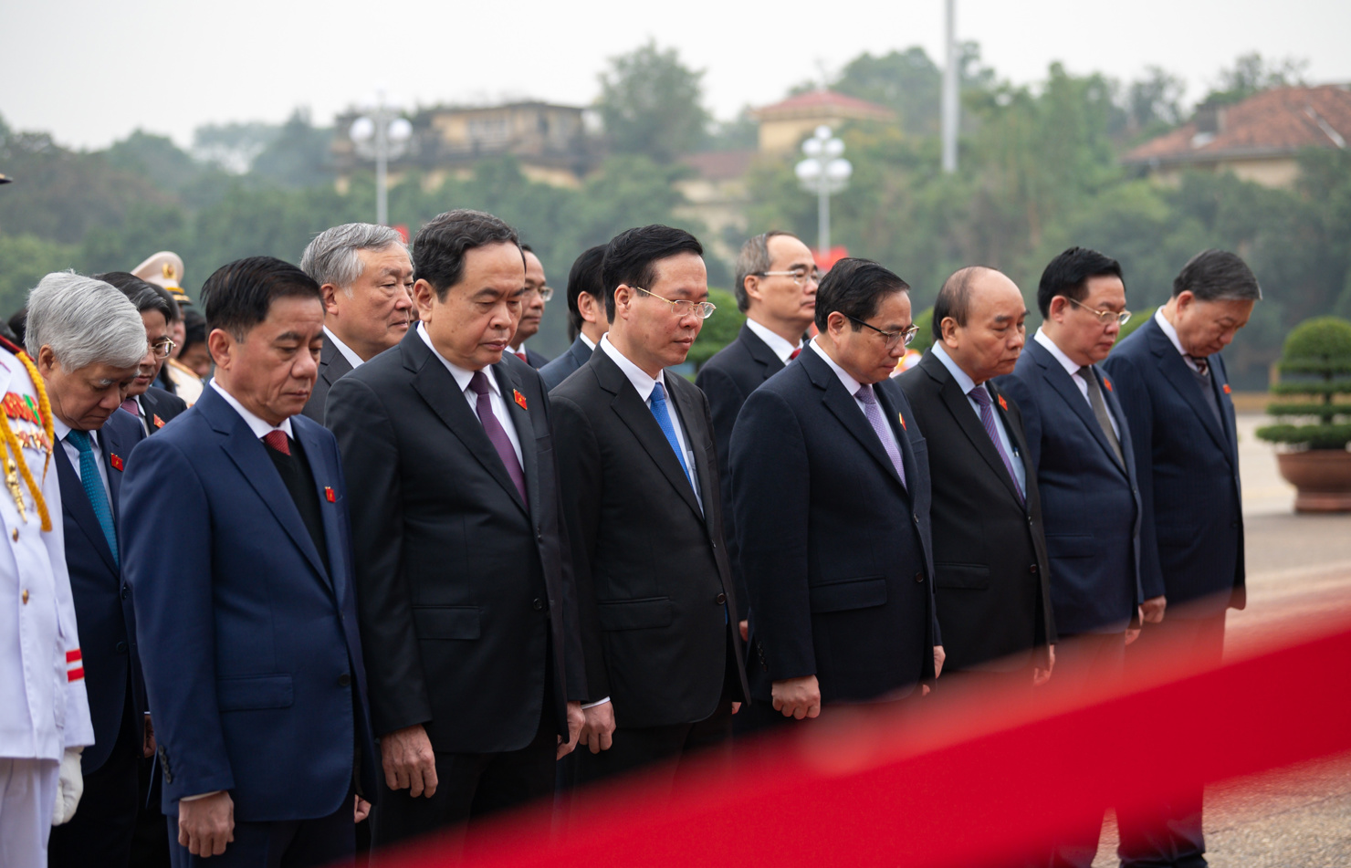 Đại biểu dự Kỳ họp bất thường lần thứ 2, Quốc hội khóa XV vào Lăng viếng Chủ Tịch Hồ Chí Minh - Ảnh 2