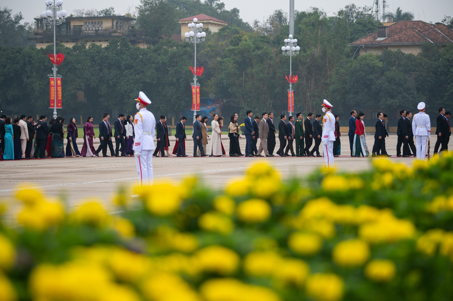 Đại biểu dự Kỳ họp bất thường lần thứ 2, Quốc hội khóa XV vào Lăng viếng Chủ Tịch Hồ Chí Minh - Ảnh 3