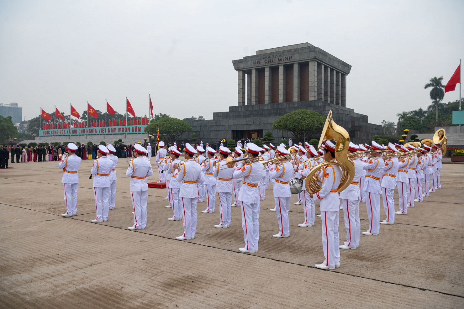 Đại biểu dự Kỳ họp bất thường lần thứ 2, Quốc hội khóa XV vào Lăng viếng Chủ Tịch Hồ Chí Minh - Ảnh 1