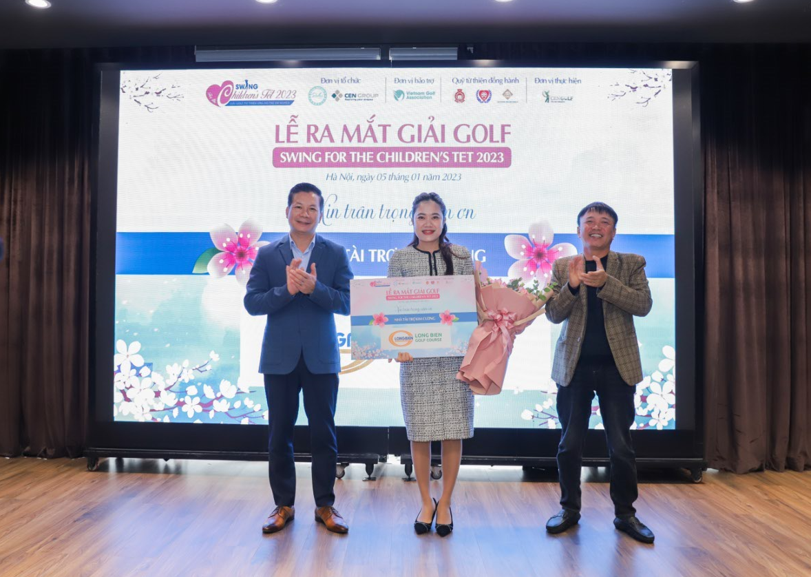 Đại diện Ban Tổ chức tặng hoa cảm ơn nhà tài trợ kim cương - Công ty Cổ phần Đầu tư Long Biên.