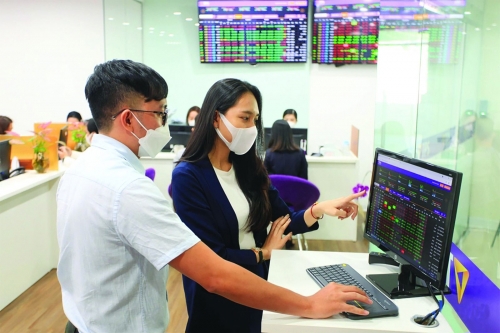 Cơ hội mở ra với các nhà đầu tư khi giá nhiều cổ phiếu hàng đầu giảm về mức hấp dẫn. Ảnh: Gia Huy