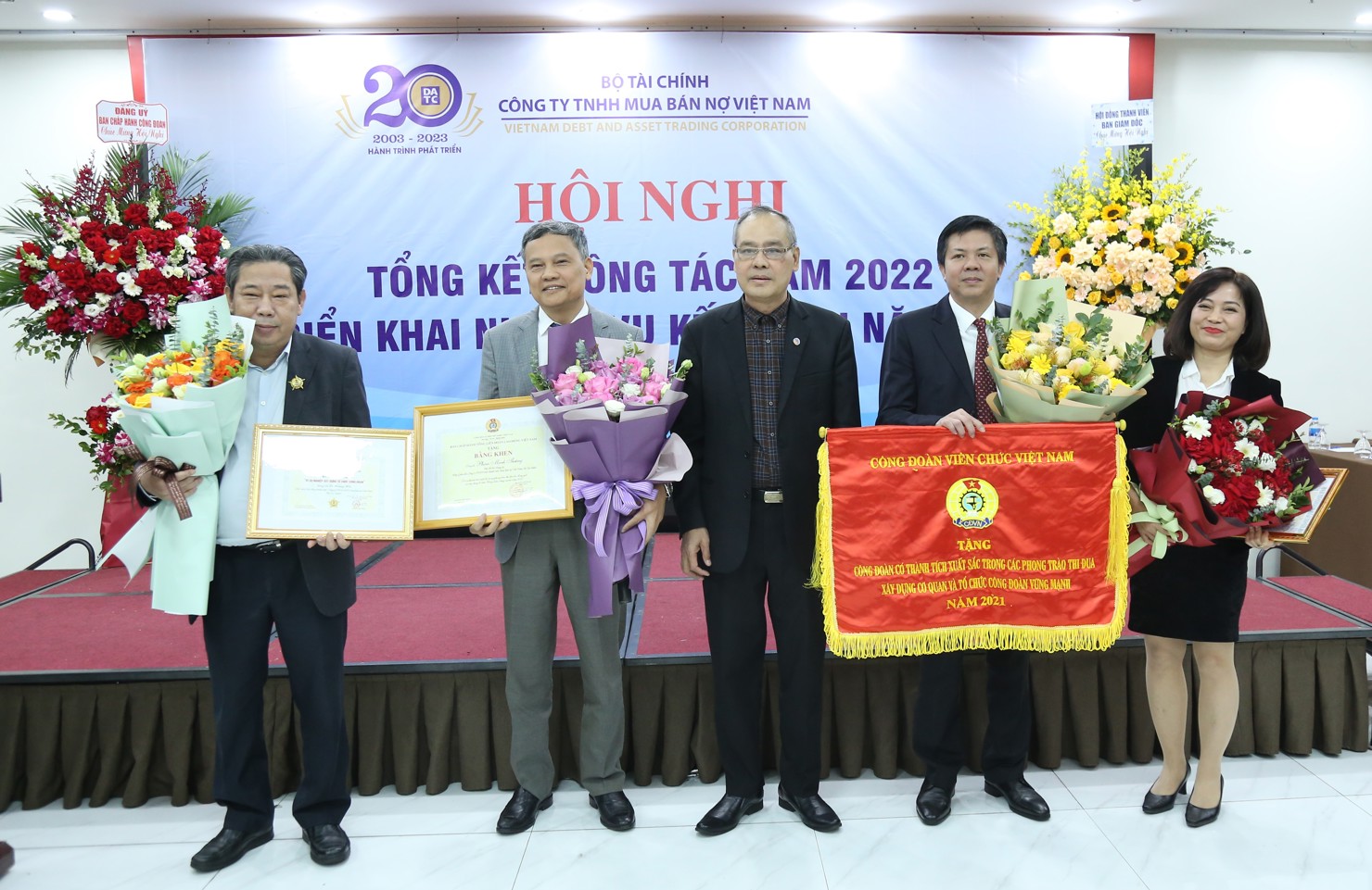 Ph&oacute; Chủ tịch thường trực C&ocirc;ng đo&agrave;n Bộ T&agrave;i ch&iacute;nh B&ugrave;i Xu&acirc;n Ngọc trao tặng khen thưởng của C&ocirc;ng đo&agrave;n cấp tr&ecirc;n cho c&aacute;c tập thể, c&aacute; nh&acirc;n thuộc DATC.