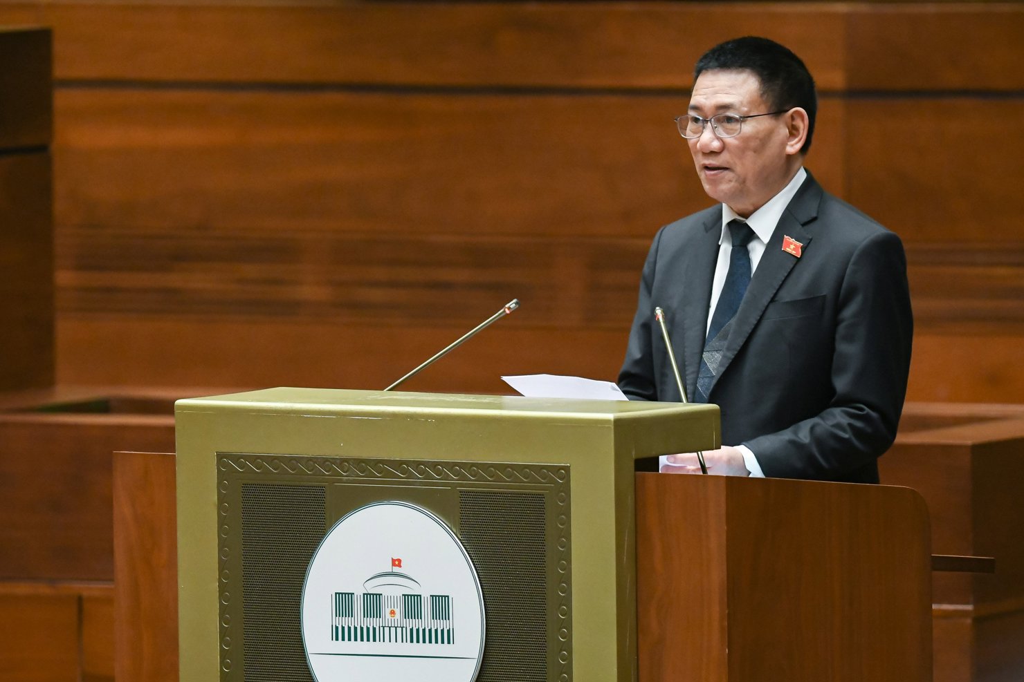 Bộ trưởng Hồ Đức Phớc trình bày Tờ trình về việc chuyển nguồn kinh phí công tác phòng, chống dịch COVID-19 năm 2021 của các địa phương sang niên độ ngân sách năm 2022. 