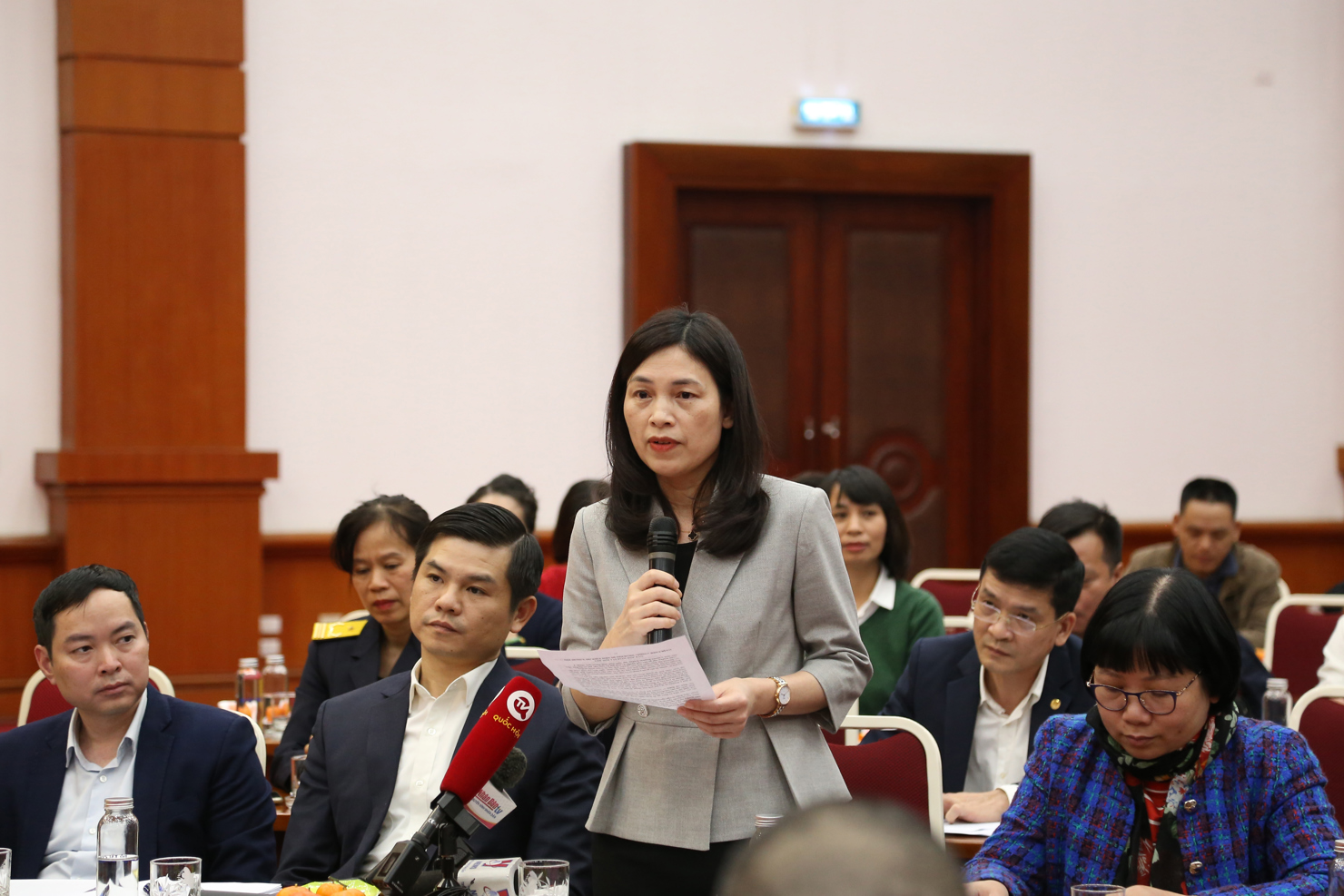 B&agrave; Trần Thị Huệ - Ph&oacute; Tổng Gi&aacute;m đốc Kho bạc Nh&agrave; nước ph&aacute;t biểu tại buổi họp b&aacute;o. Ảnh: Gia H&acirc;n