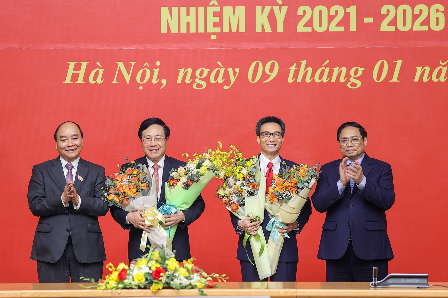 Thay mặt Chủ tịch nước Nguyễn Xuân Phúc và tập thể Chính phủ, Thủ tướng Phạm Minh Chính ghi nhận, biểu dương, đánh giá cao và trân trọng cảm ơn những cống hiến và đóng góp của đồng chí Phạm Bình Minh và đồng chí Vũ Đức Đam trong suốt thời gian qua - Ảnh: VGP/Nhật Bắc