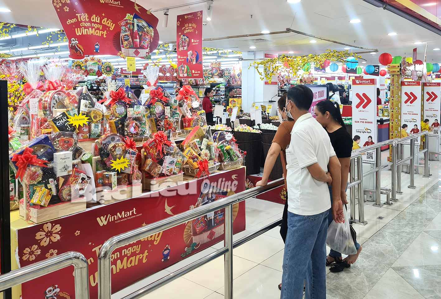 Người tiêu dùng khảo sát giỏ quà Tết tại Siêu thị Vinmart. Ảnh: T.Q