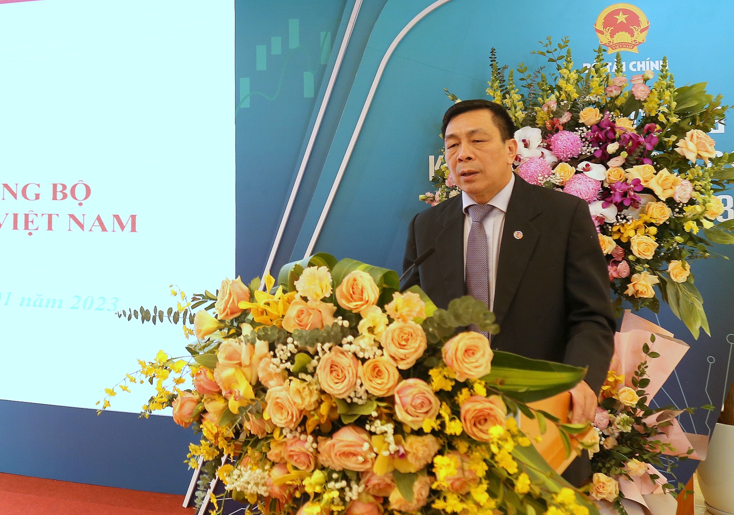 Ph&oacute; B&iacute; thư Thường trực Đảng ủy Bộ T&agrave;i ch&iacute;nh Nguyễn Hữu Th&acirc;n ph&aacute;t biểu tại buổi lễ.