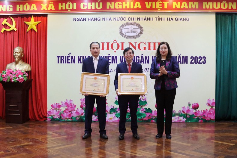  Lãnh đạo tỉnh Hà Giang trao Bằng khen của Chủ tịch Ủy ban nhân dân tỉnh Hà Giang cho các cá nhân có thành tích xuất sắc.