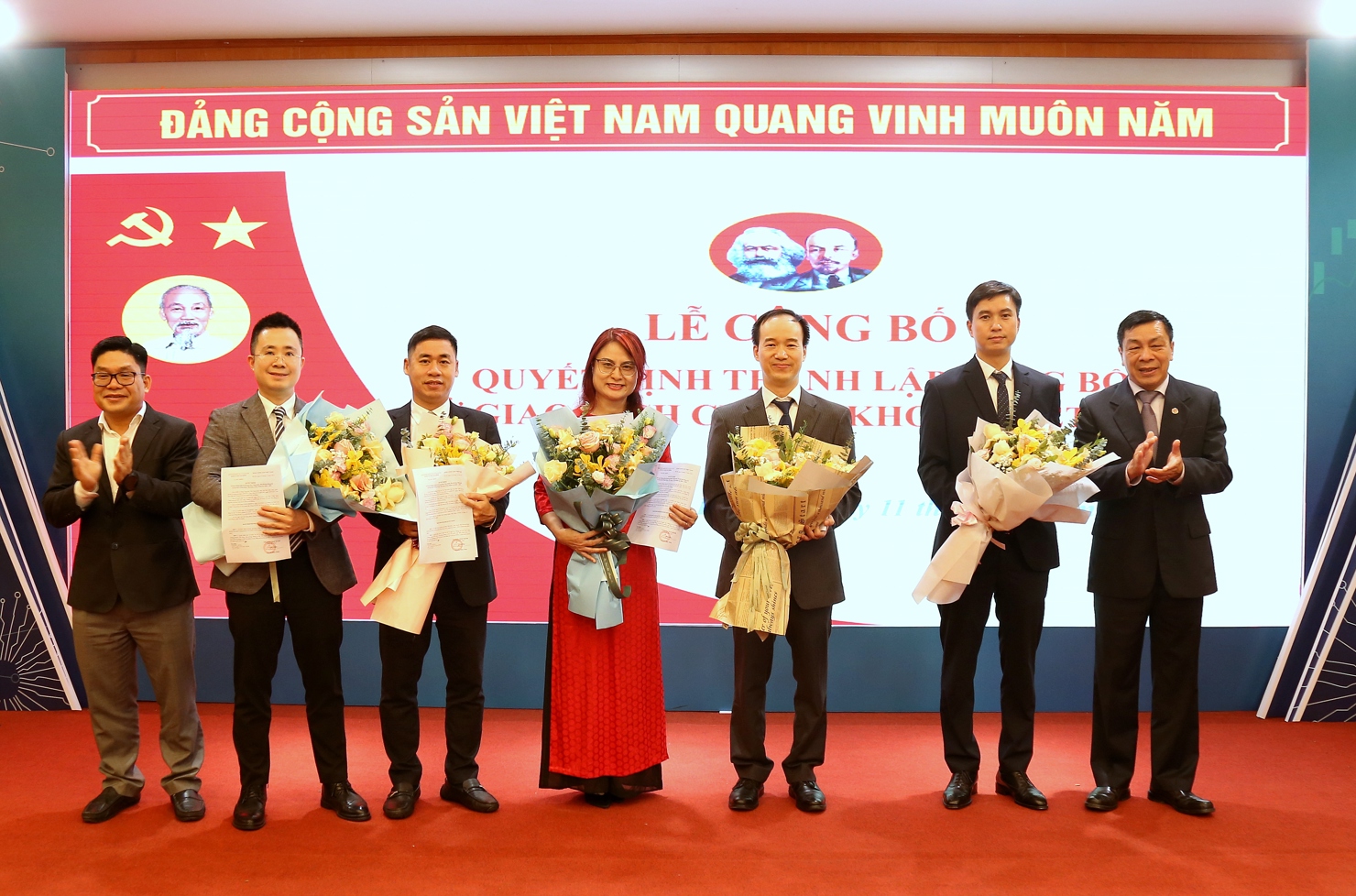 Ph&oacute; B&iacute; thư Thường trực Đảng ủy Bộ T&agrave;i ch&iacute;nh Nguyễn Hữu Th&acirc;n trao quyết định v&agrave; tặng hoa ch&uacute;c mừng c&aacute;c chi bộ trực thuộc Đảng bộ Sở Giao dịch Chứng kho&aacute;n Việt Nam.