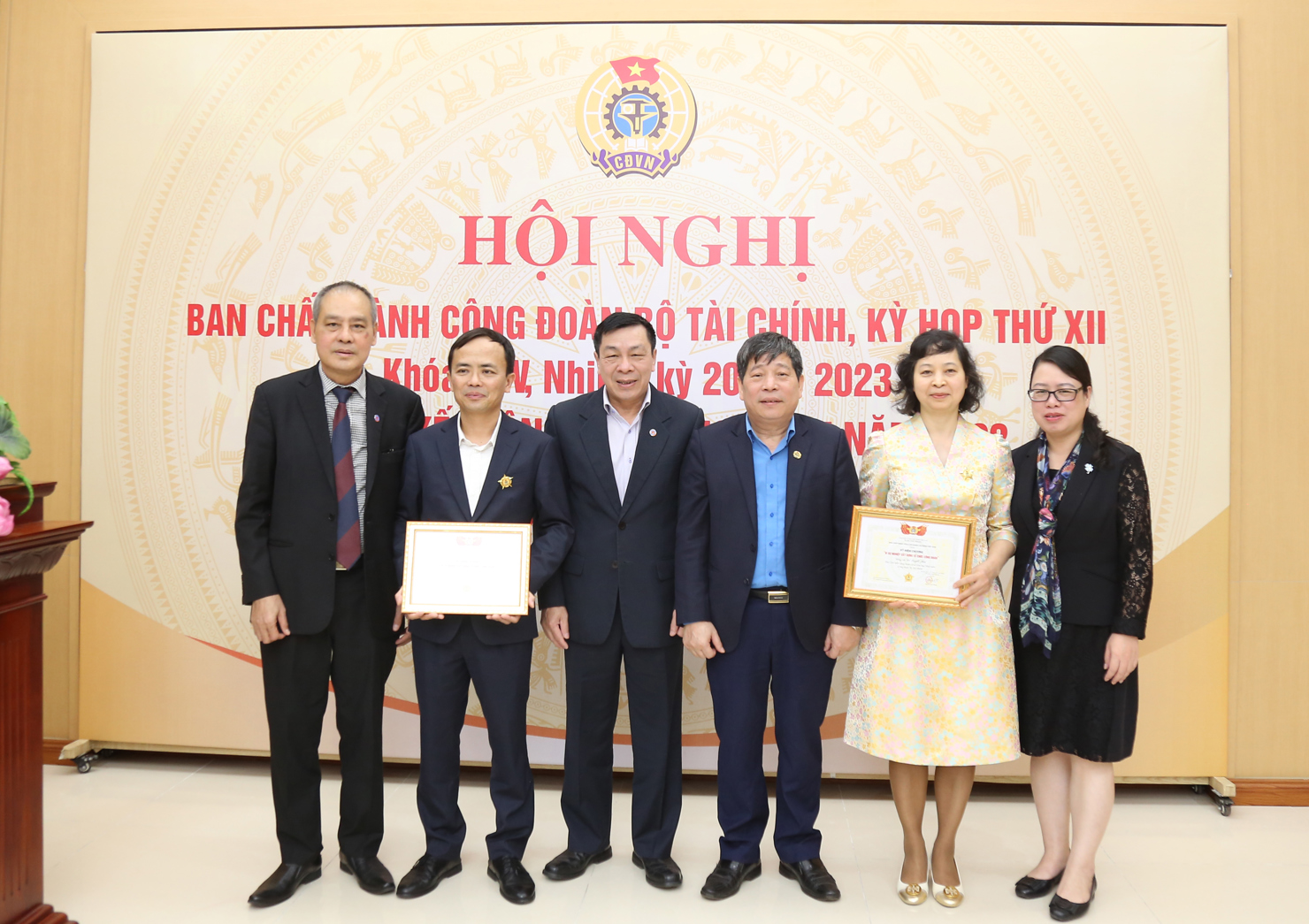 C&aacute;c c&aacute; nh&acirc;n được trao Kỷ niệm chương "V&igrave; sự nghiệp x&acirc;y dựng tổ chức C&ocirc;ng đo&agrave;n". Ảnh: Gia H&acirc;n &nbsp;