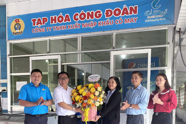 Khai trương cửa hàng tạp hóa Công đoàn cơ sở Công ty TNHH Xuất nhập khẩu Cỏ May nhằm phục vụ nhu cầu mua sắm của đoàn viên và người lao động. Ảnh: Lưu Hùng