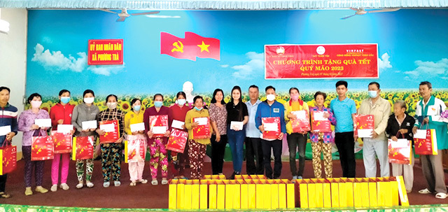 Trao quà cho người dân xã Phương Trà. Ảnh: Thành Sơn