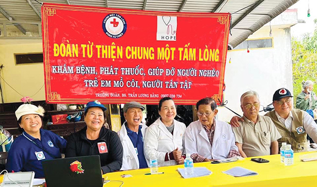 Đoàn thiện nguyện Chung một tấm lòng chuẩn bị khám bệnh và tặng quà cho hộ nghèo. Ảnh: Trần Trọng Trung