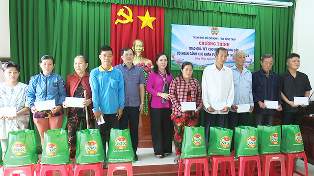 Tặng quà Tết cho hộ nghèo. Ảnh: Tân Hợp