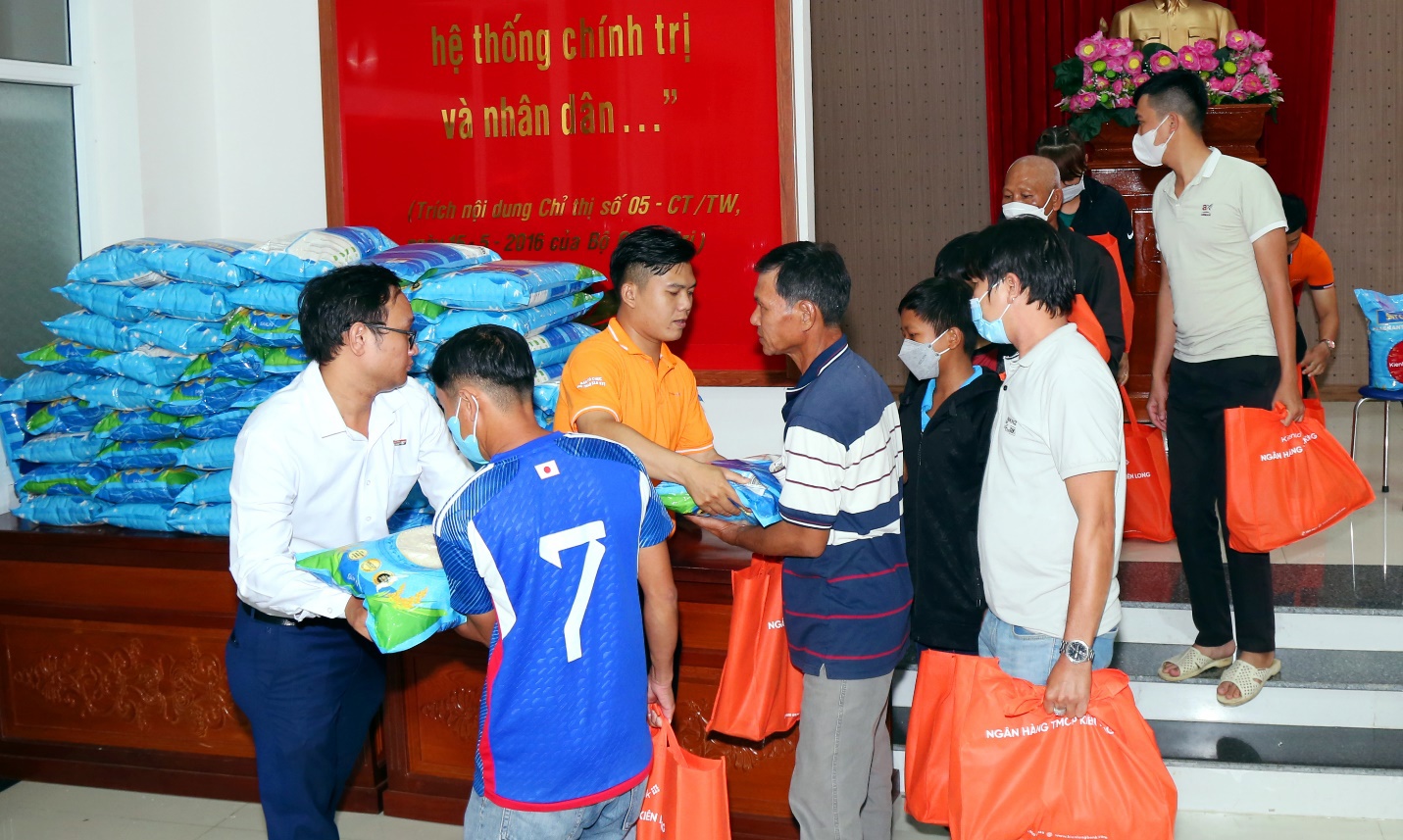 Đại diện KienlongBank trao tặng qu&agrave; Tết &ldquo;San sẻ y&ecirc;u thương - Th&ecirc;m hương ng&agrave;y Tết&rdquo; cho b&agrave; con. Ảnh: KLB