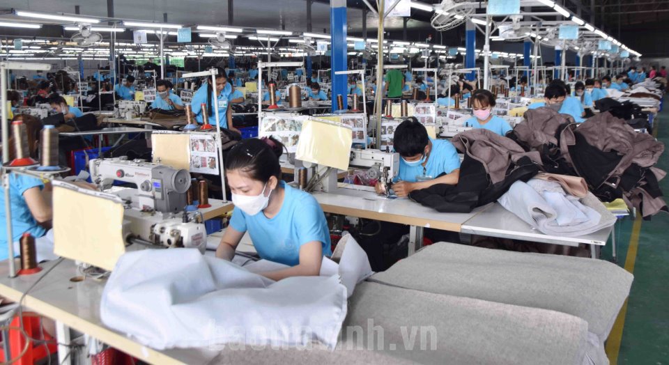 Công nhân Công ty Cổ phần cắt may Sofa Hoa Sen ở Khu Công nghiệp Long Đức may vỏ bọc ghế sofa.