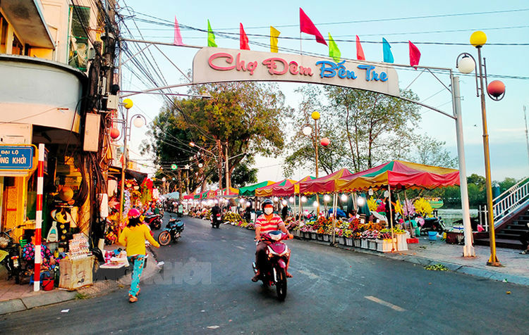 Một góc chợ đêm TP. Bến Tre. Ảnh: Nguyễn Sự