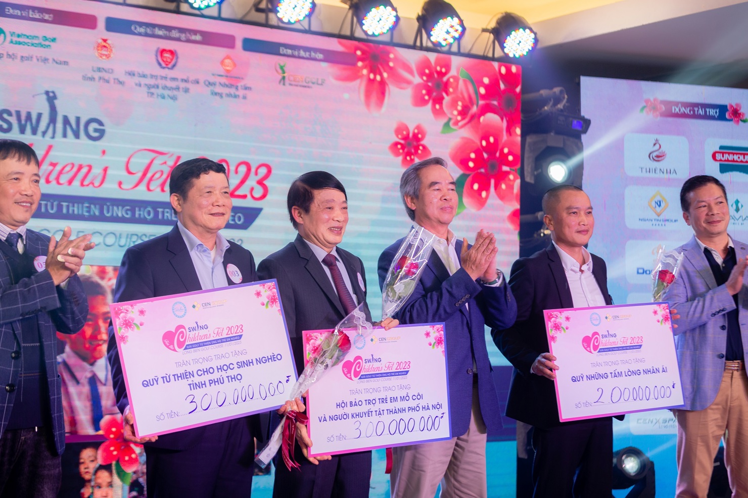 800 triệu đồng được trao cho 3 Quỹ đồng hành để thực hiện các dự án thiện nguyện ý nghĩa vì trẻ em.