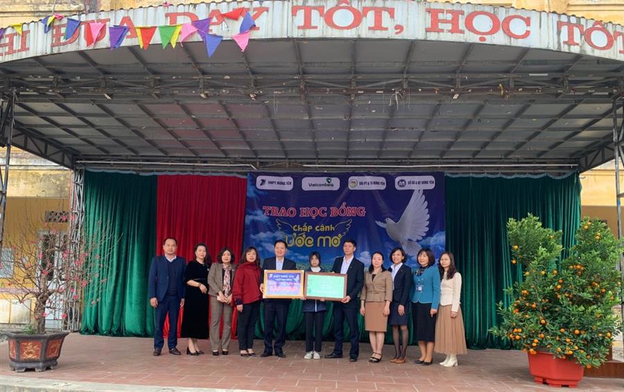 Cán bộ Vietcombank Hưng Yên cùng các thầy cô giáo Trường THPT Trưng Vương chụp ảnh lưu niệm cùng em Nguyễn Phương Sao