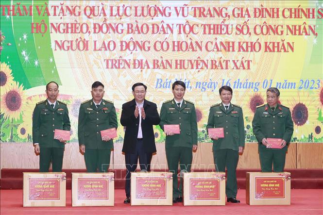 Chủ tịch Quốc hội Vương Đình Huệ tặng quà Tết cho cán bộ, chiến sĩ các đồn Biên phòng: Bát Xát, Y Tý, A Mú Sung, Trịnh Tường và Đoàn Kinh tế Quốc phòng 345. 