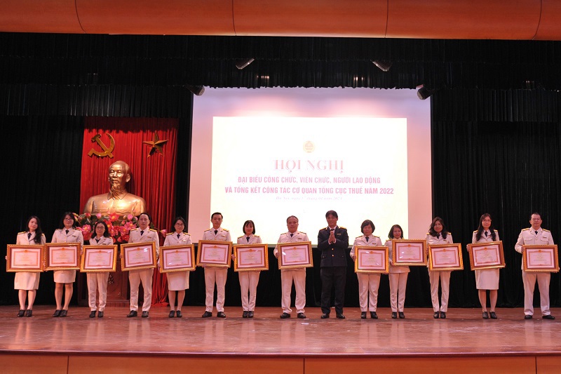 Phó Tổng cục trưởng Đặng Ngọc Minh trao Bằng khen của Thủ tướng Chính phủ cho các cá nhân xuất sắc.