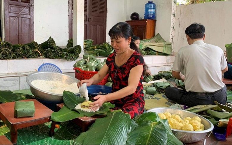 B&agrave; Nguyễn Thị Ảnh, chủ cơ sở b&aacute;nh chưng Ch&iacute;nh Ảnh nổi tiếng ở C&aacute;t Tr&ugrave;, c&oacute; 7 lần đoạt giải cao trong hội thi l&agrave;m b&aacute;nh d&acirc;ng c&aacute;c Vua H&ugrave;ng ở Ph&uacute; Thọ. Ảnh: Xu&acirc;n Nguyễn
