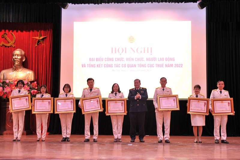 Phó Tổng cục trưởng Phi Vân Tuấn trao Huân chương Lao động cho các tập thể và cá nhân xuất sắc.