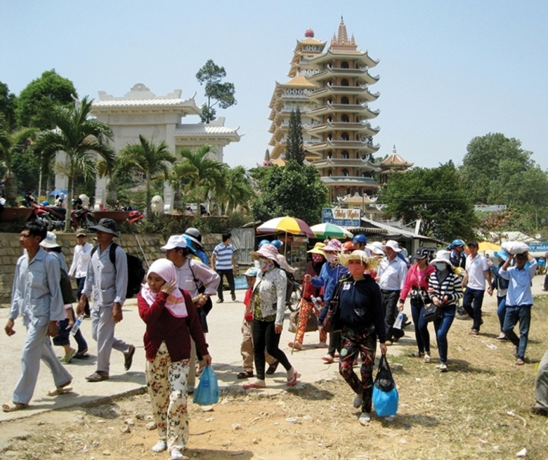 Du kh&aacute;ch h&agrave;nh hương về ch&ugrave;a Vạn Linh tr&ecirc;n đỉnh n&uacute;i Thi&ecirc;n Cấm Sơn (huyện Tịnh Bi&ecirc;n, tỉnh An Giang)&nbsp;