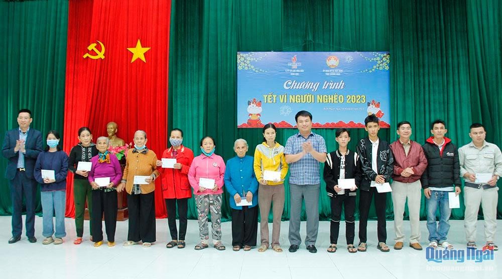 Tặng quà cho người nghèo ở xã Bình Thuận. Ảnh: Báo Quảng Ngãi.