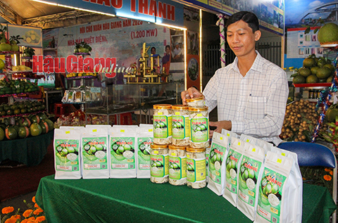Sản phẩm bưởi non sấy tại gian hàng huyện Châu Thành A. Ảnh: T. Trang
