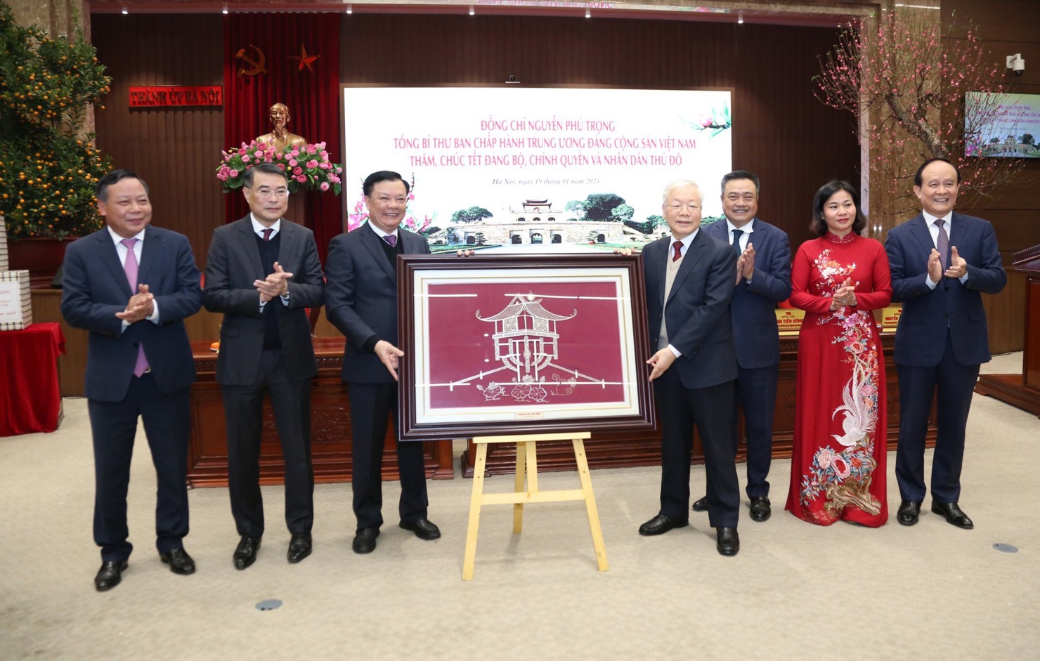 Lãnh đạo TP. Hà Nội tặng quà lưu niệm Tổng Bí thư Nguyễn Phú Trọng - Ảnh: VGP/GH