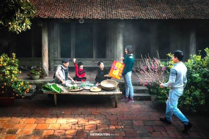 Gửi lễ cúng Tết là một nét đẹp truyền thống theo đạo lý “Uống nước nhớ nguồn”, “chim có tổ, người có tông” của người Việt.