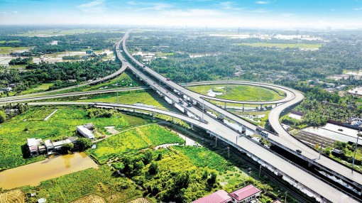 Vòng xoay nút giao cao tốc TP.HCM - Trung Lương trên địa bàn xã An Thạnh, huyện Bến Lức. Ảnh: Hương Gia