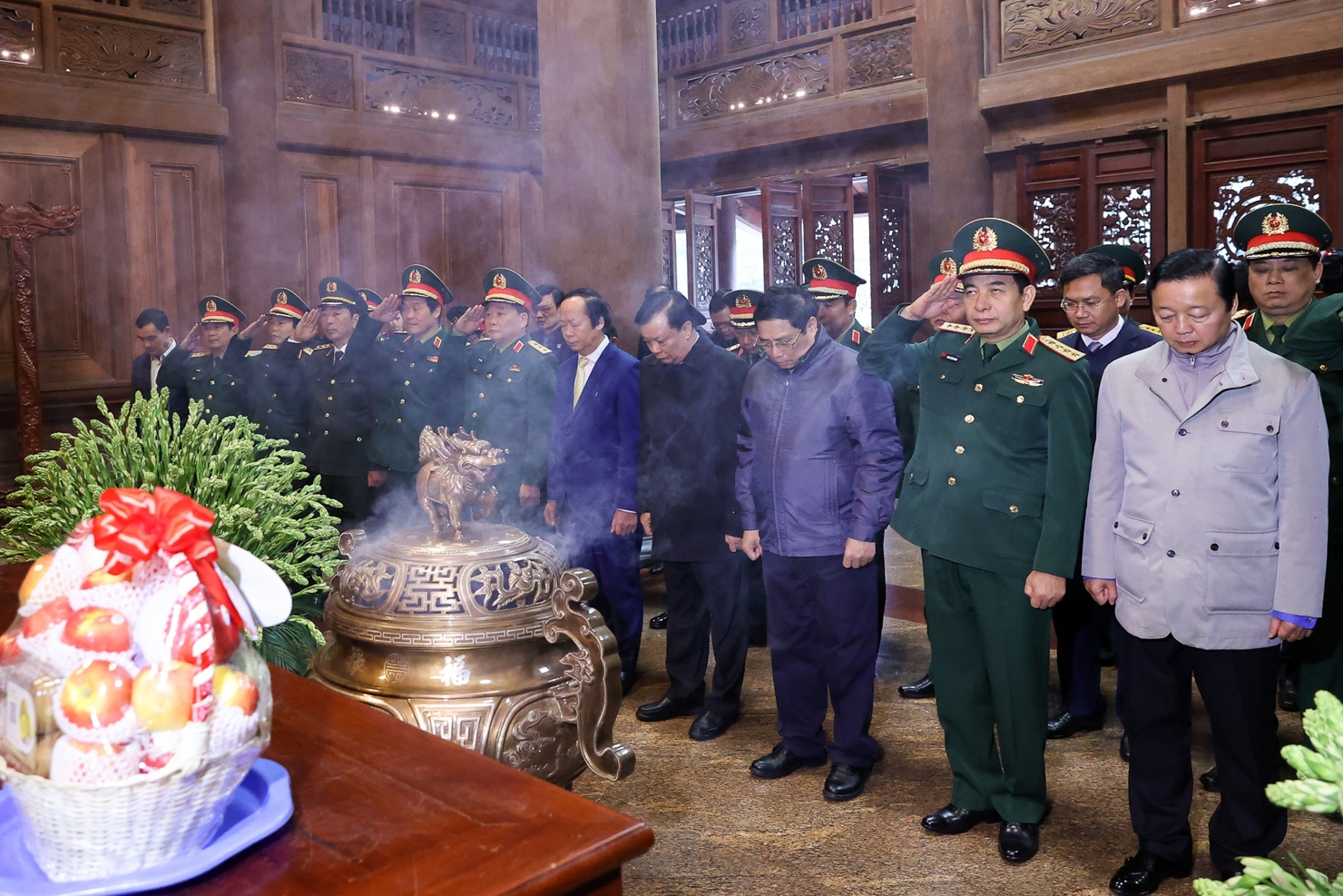 Thủ tướng v&agrave; c&aacute;c đại biểu nguyện phấn đấu học tập v&agrave; l&agrave;m theo tấm gương đạo đức, tư tưởng, phong c&aacute;ch của Người, g&oacute;p phần x&acirc;y dựng đất nước ng&agrave;y c&agrave;ng h&ugrave;ng cường, thịnh vượng, người d&acirc;n ng&agrave;y c&agrave;ng ấm no, hạnh ph&uacute;c - Ảnh: VGP/Nhật Bắc