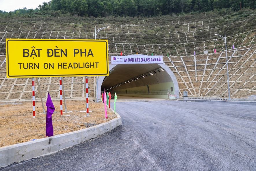 Hầm Thung Thi nằm tại xã Hà Lĩnh, huyện Hà Trung, Thanh Hóa, là hầm lớn nhất của dự án thành phần cao tốc Bắc-Nam phía đông đoạn Mai Sơn-Quốc lộ 45, dài 680 m. Ảnh: VGP/Nhật Bắc