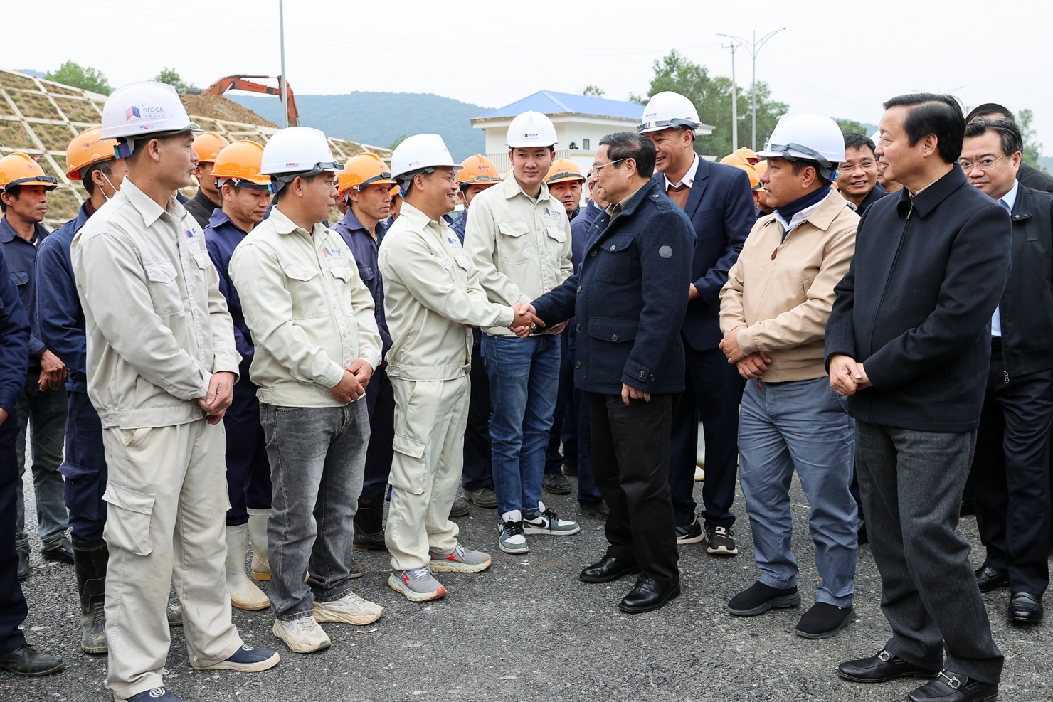 Thủ tướng thăm hỏi, chúc mừng năm mới cán bộ, công nhân viên dự án. Ảnh: VGP/Nhật Bắc