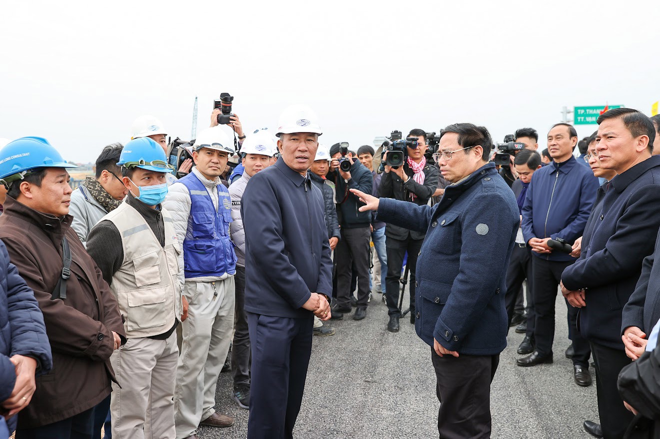 Thủ tướng đánh giá cao đội ngũ cán bộ, công nhân đã thi công “xuyên 2 Tết” trên công trường nút giao Đông Xuân. Ảnh: VGP/Nhật Bắc