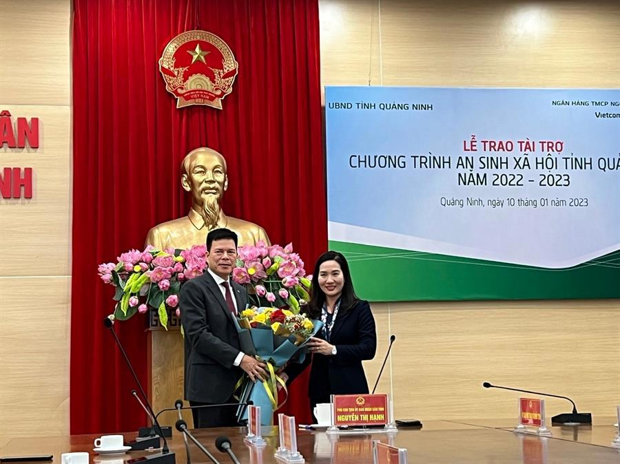 Bà Nguyễn Thị Hạnh - Phó Chủ tịch UBND tỉnh Quảng Ninh tặng hoa cho ông Phạm Mạnh Thắng - Phó Tổng Giám đốc và bày tỏ cảm ơn Vietcombank đã có những đóng góp cho công tác an sinh xã hội tại địa phương