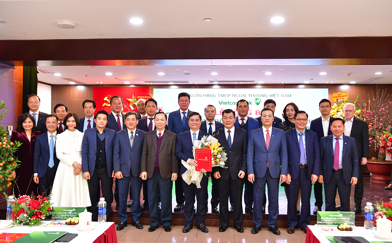 Lãnh đạo Đảng ủy Khối Doanh nghiệp Trung ương, lãnh đạo Ngân hàng Nhà nước Việt Nam cùng Ban lãnh đạo Vietcombank chụp ảnh lưu niệm, chúc mừng ông Nguyễn Thanh Tùng