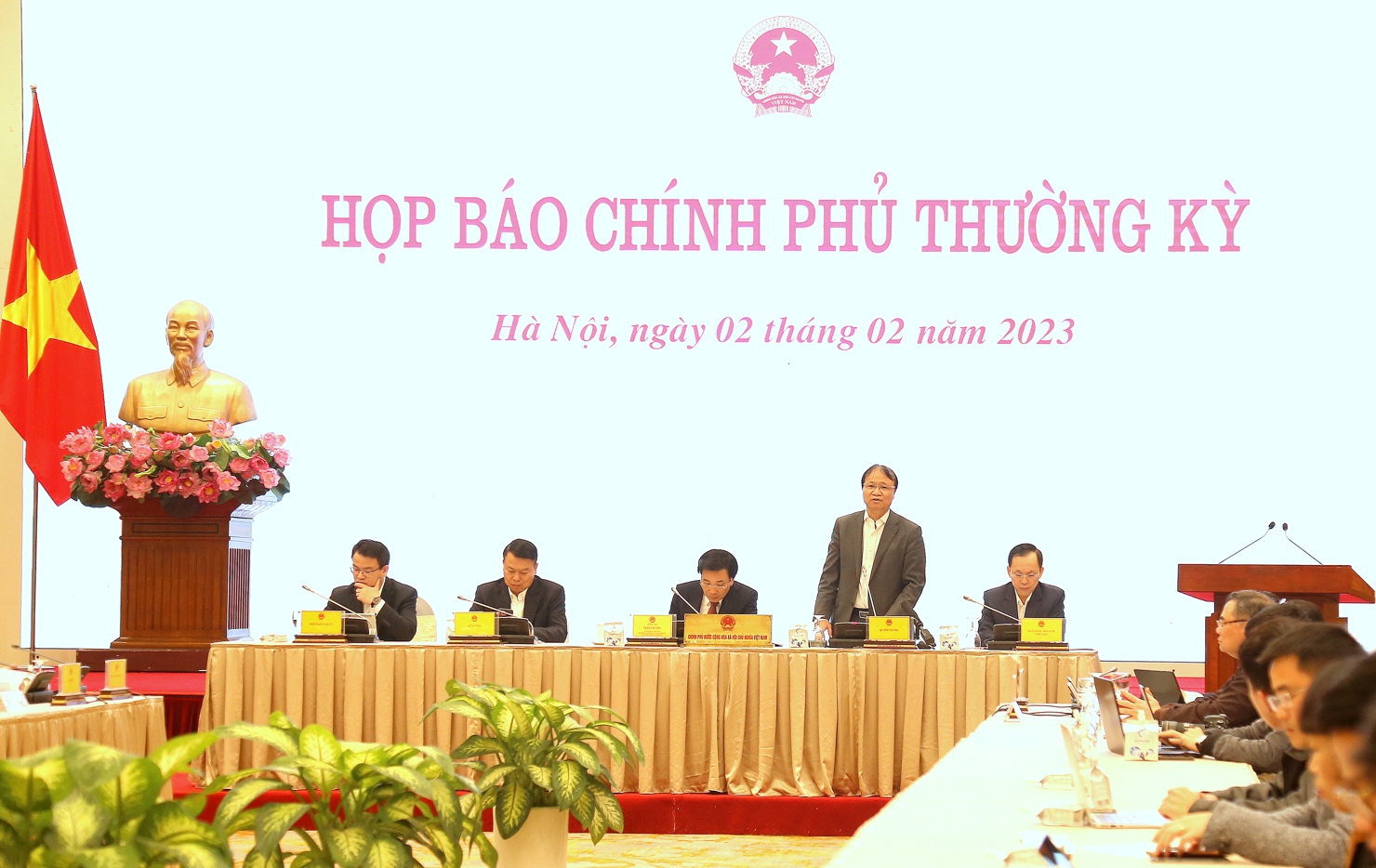 Thứ trưởng Bộ C&ocirc;ng Thương Đỗ Thắng Hải trả lời b&aacute;o ch&iacute; chiều 2/2/2023. Ảnh: Văn Trường.