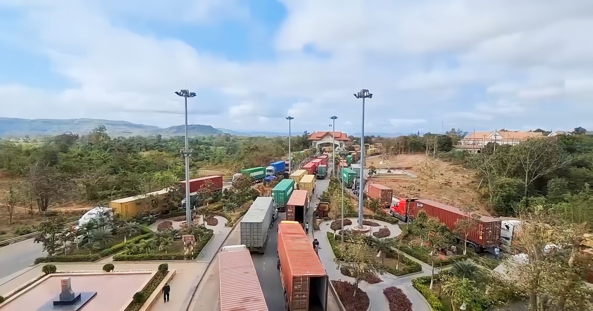 Phương tiện qua lại cửa khẩu quốc tế Lao Bảo (Quảng Trị) trong những ngày đầu năm mới nhộn nhịp.