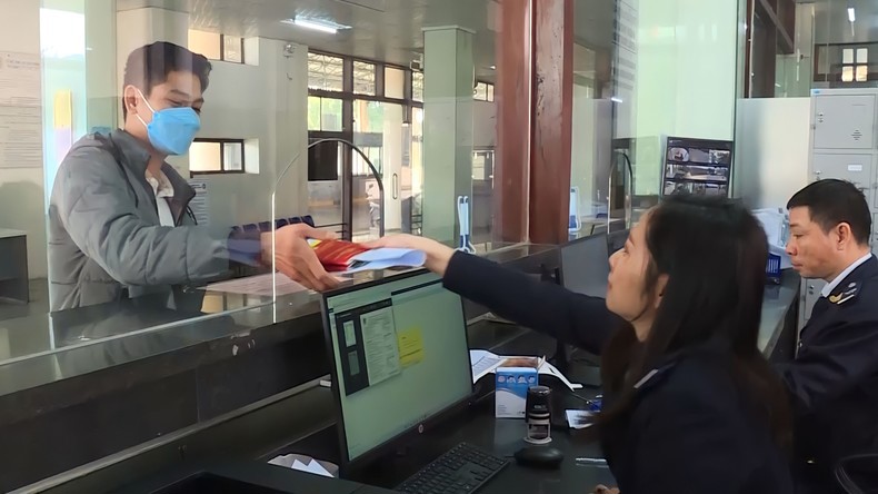 Người d&acirc;n l&agrave;m thủ tục xuất nhập cảnh tại cửa khẩu quốc tế Lao Bảo.
