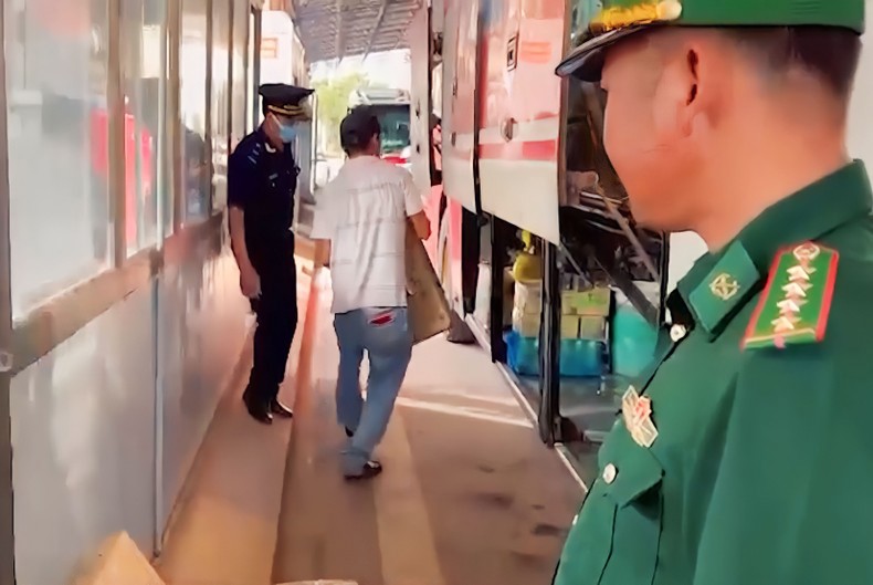 Lực lượng chức năng kiểm tra h&agrave;ng h&oacute;a tr&ecirc;n xe &ocirc;-t&ocirc; qua về cửa khẩu quốc tế Lao Bảo.