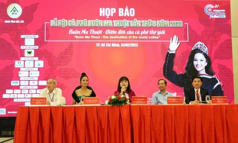 Ban tổ chức trả lời các câu hỏi tại buổi họp báo Lễ hội cà phê Buôn Ma Thuột lần thứ 8. Ảnh: TL