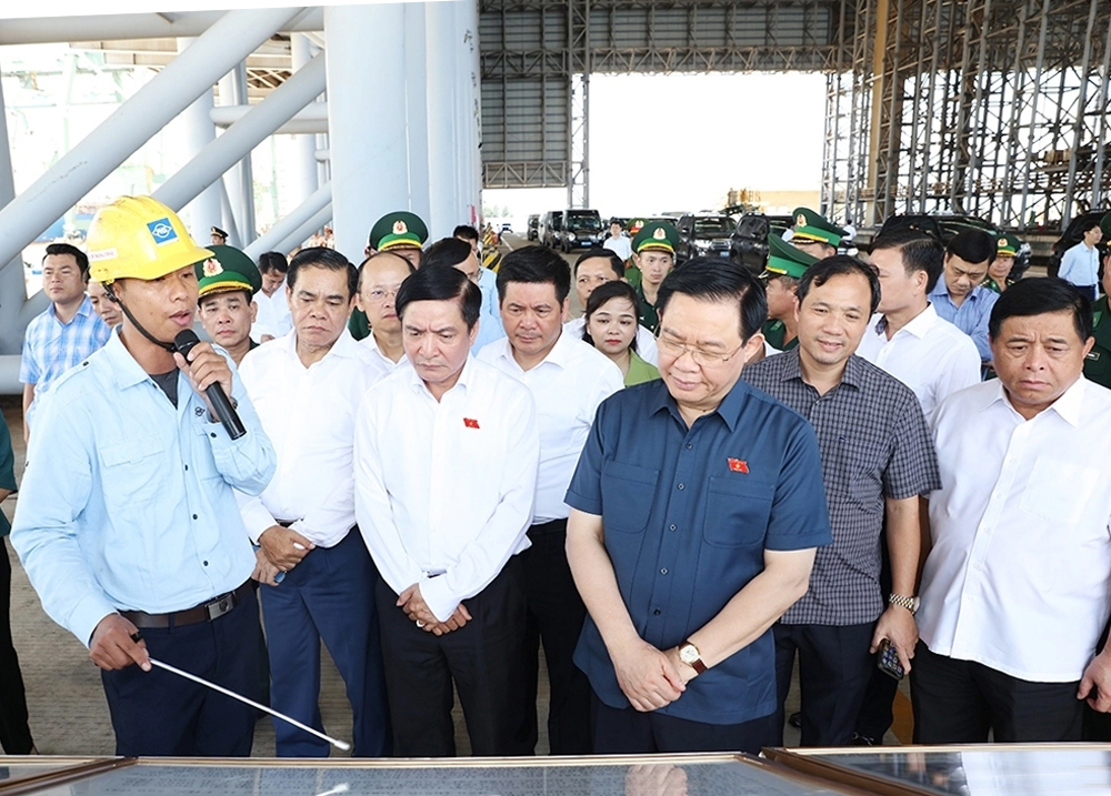 Ủy viên Bộ Chính trị, Chủ tịch Quốc hội Vương Đình Huệ kiểm tra sản xuất tại dự án Nhà máy sản xuất Pin VinES, Khu kinh tế Vũng Áng, thị xã Kỳ Anh, tỉnh Hà Tĩnh. Nguồn: nhadautu.vn